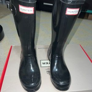 Kids size 1 Hunter gloss rain boot.